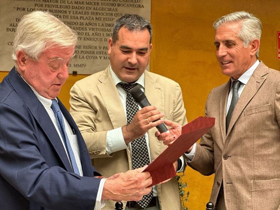 José Fernández de Heredia recibe el homenaje después de 40 años de dedicación