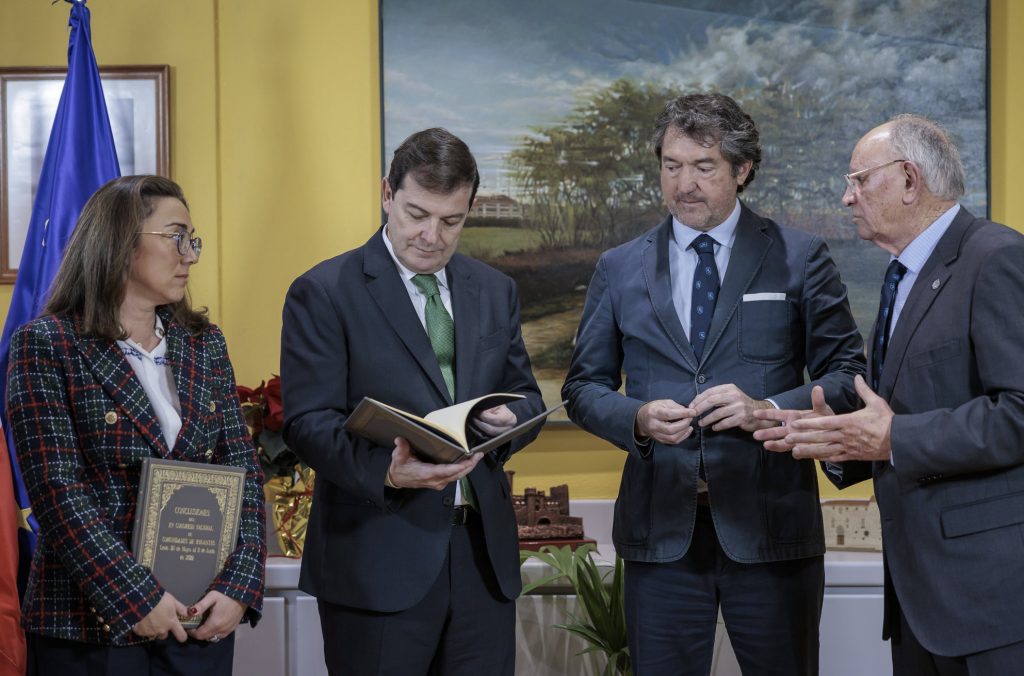 Mañueco, Medalla de Oro del Congreso Nacional de Regantes
