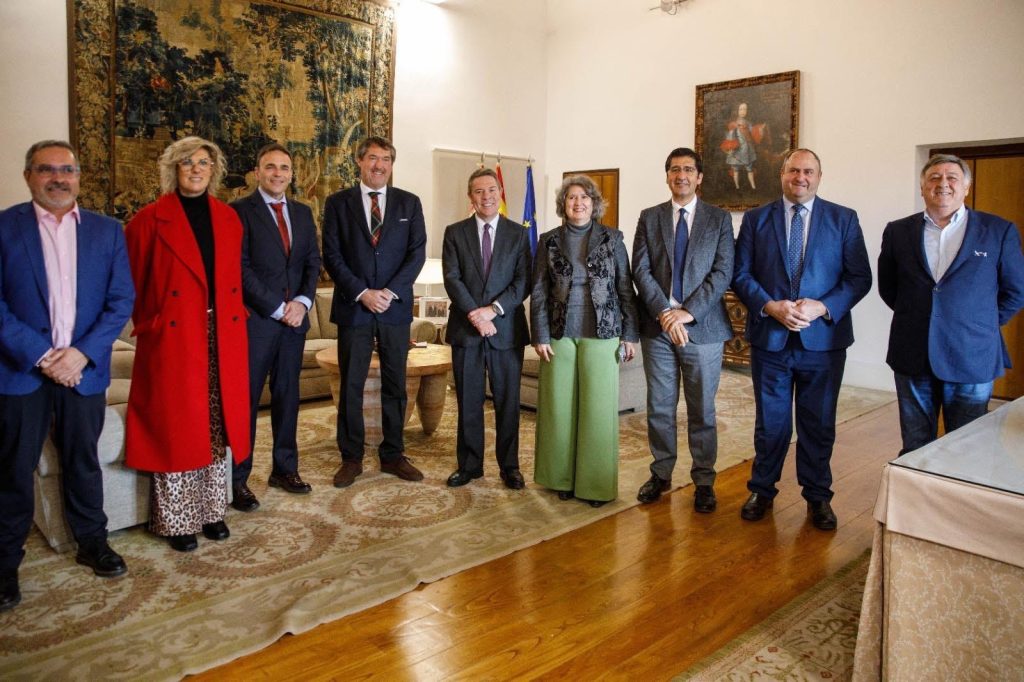 FENACORE y Mancha Occidental II presentan el Congreso de Regantes de Ciudad Real al presidente de Castilla-La Mancha