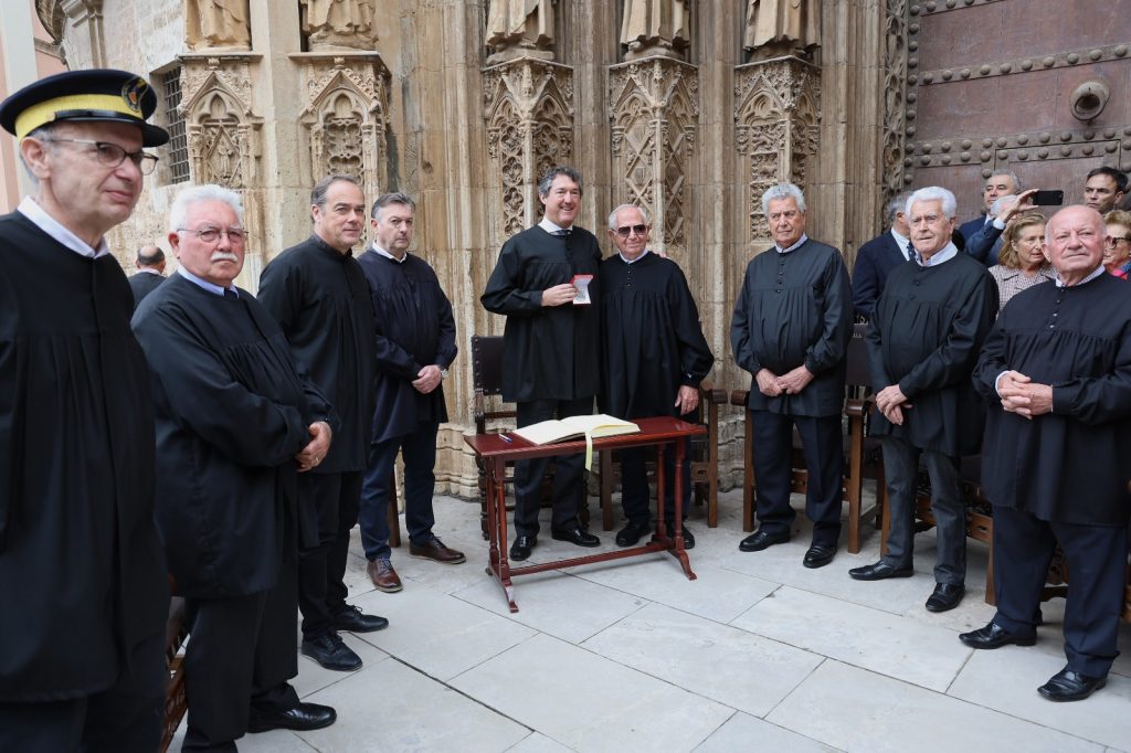 El presidente de FENACORE, Juan Valero de Palma, recibe la blusa del Tribunal de las Aguas de Valencia