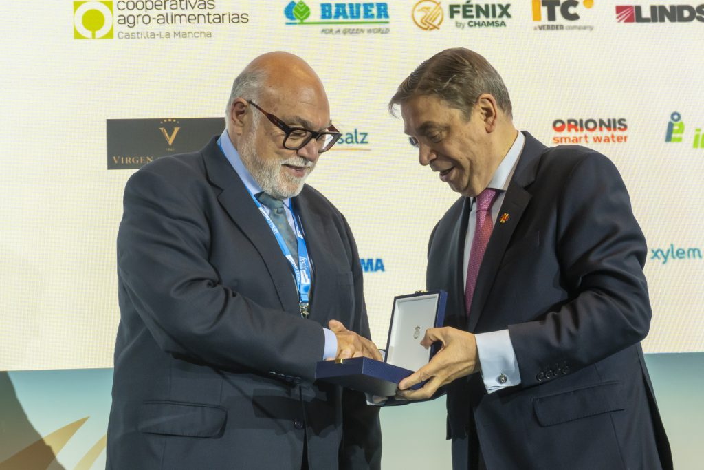 FENACORE entrega su medalla de oro a Francisco Rodríguez Mulero, presidente de SEIASA