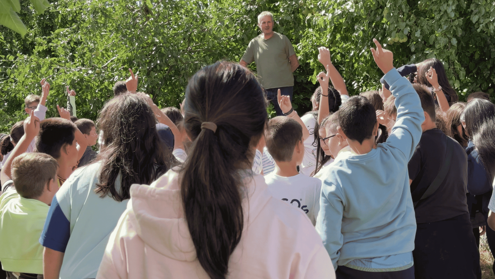 Un centenar de escolares del Órbigo descubre de dónde viene el agua que hace posible sus cultivos